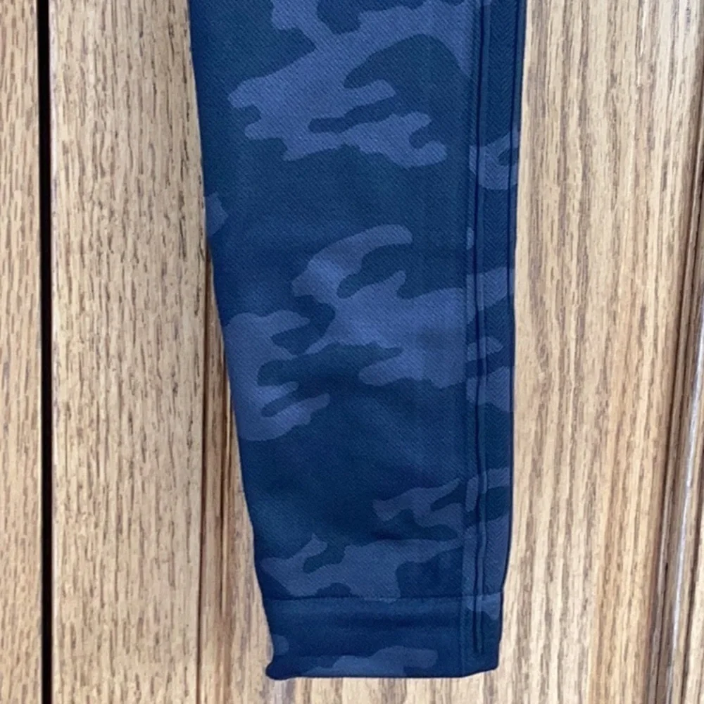 SPANX Black Camo seamless look at me now Leggings, women’s size small. 🌸NWT🌸